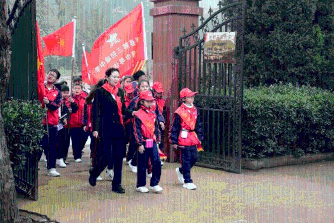 海南“村VA”迎春赛·新面孔|纵身一跃左手暴扣 这位年轻小将有力量!